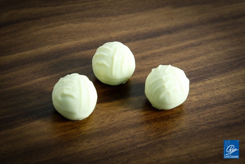 Vanille Sahne Trüffel Praline weiß online kaufen | Konditorei Café ...